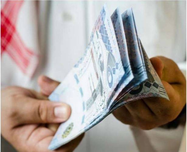 ثري خليجي يشتري فستان الممثلة الشهيرة.. والسعر مفاجأة!