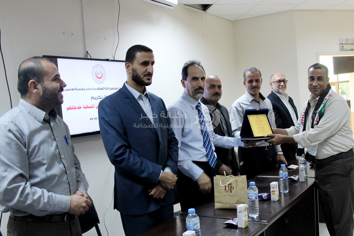 بالصور: "الوفاء" بغزة تكرم موظفيها المنتهية خدماتهم
