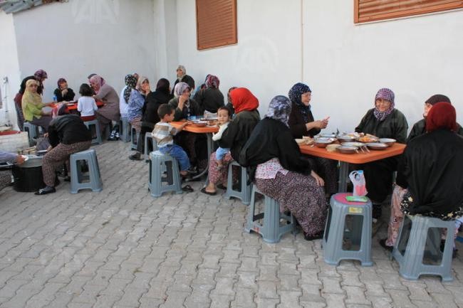 قرية تركية يُفطر سكانها على مائدة إفطار واحدة منذ 15 عام