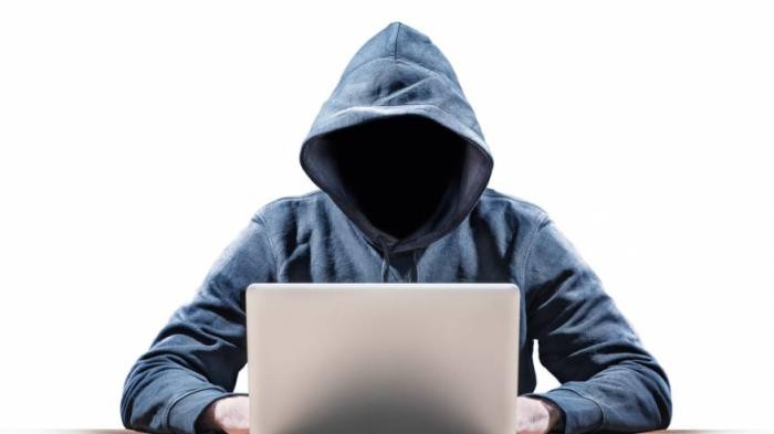 شرطة الخليل تلقي القبض على شخص بتهمة ابتزاز وتهديد فتاة