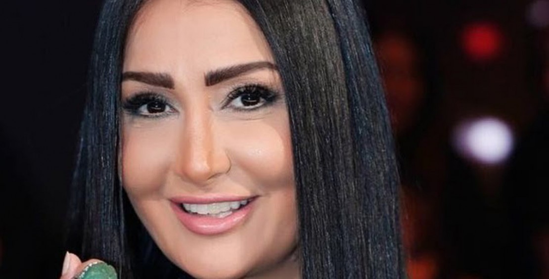 بالصور : غادة عبد الرازق بابتسامة جديدة.. وطول قامتها يتسبّبُ في مشكلة مع الطّبيب!