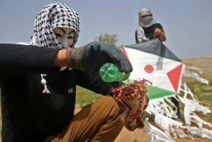 الاحتلال يُحاكم شابين من غزة بتهمة إطلاق الطائرات الورقية