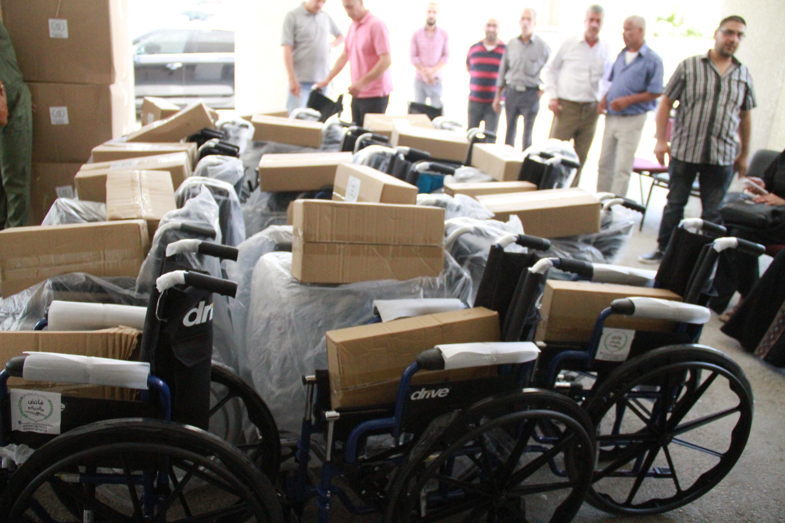 رام الله: تسلّيم كراسي كهربائية وحقائب وقرطاسية لطلبة من ذوي الإعاقة ومحتاجين 