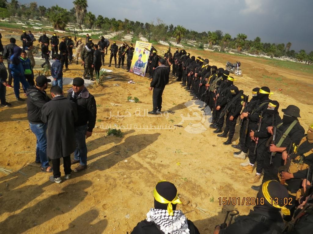 بالصور: الجناح العسكري لـ"فتح" يُشيّع أحد قادته الميدانيين بغزة