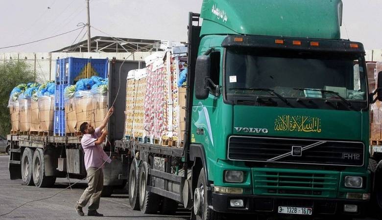 عشرات المستوطنين يمنعون شاحنات البضائع والمحروقات من الوصول لغزة