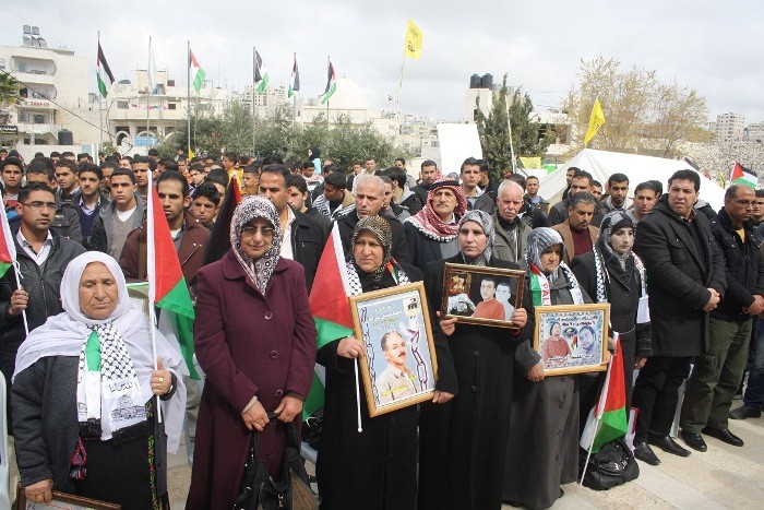 وقفة تضامنية لأهالي الأسرى في طولكرم