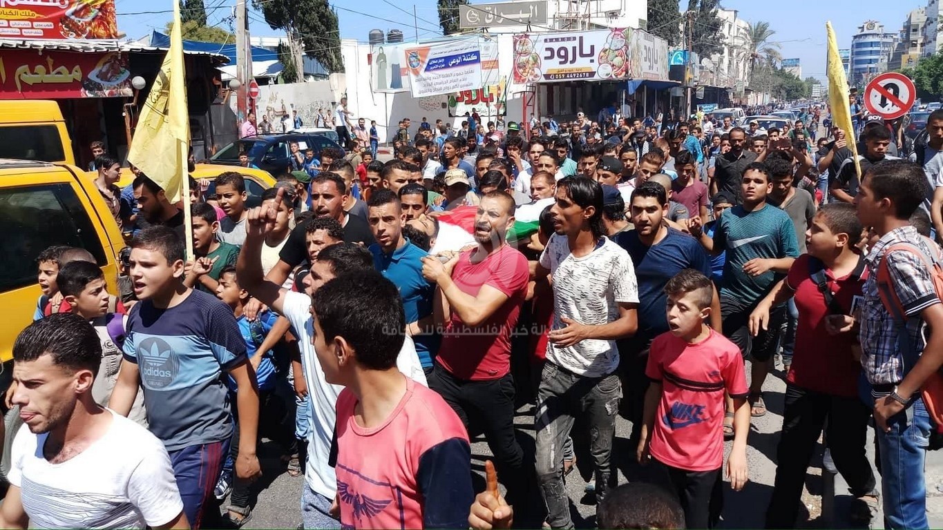 وسط هتافات منددة بجرائم الاحتلال