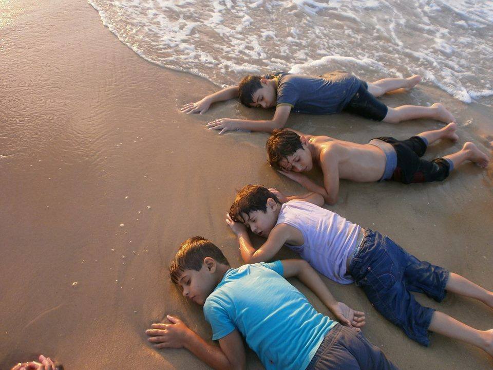 غزة: أطفال يلقون أنفسهم على الشاطئ تضامنا مع إيلان وغرقى النازحين