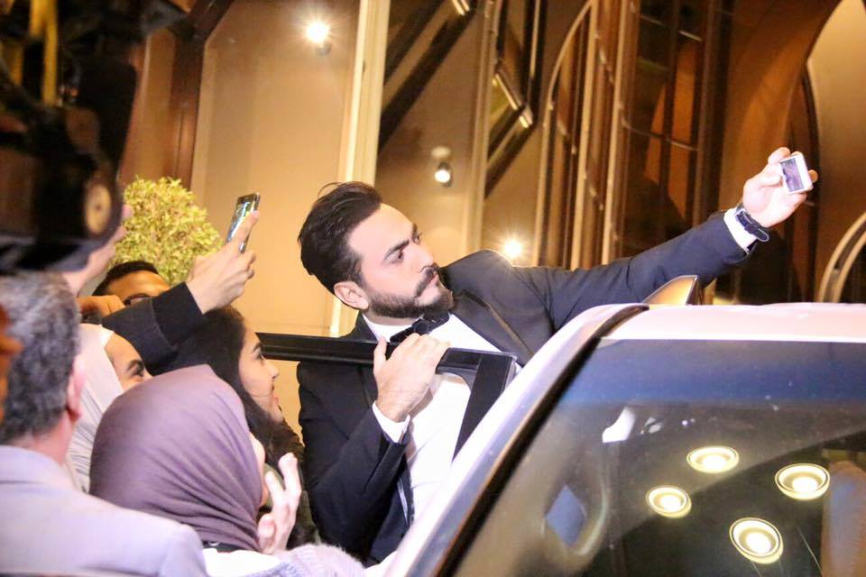 بالفيديو: معجبة تجبر تامر حسني على الهروب منها على مسرح هلا فبراير