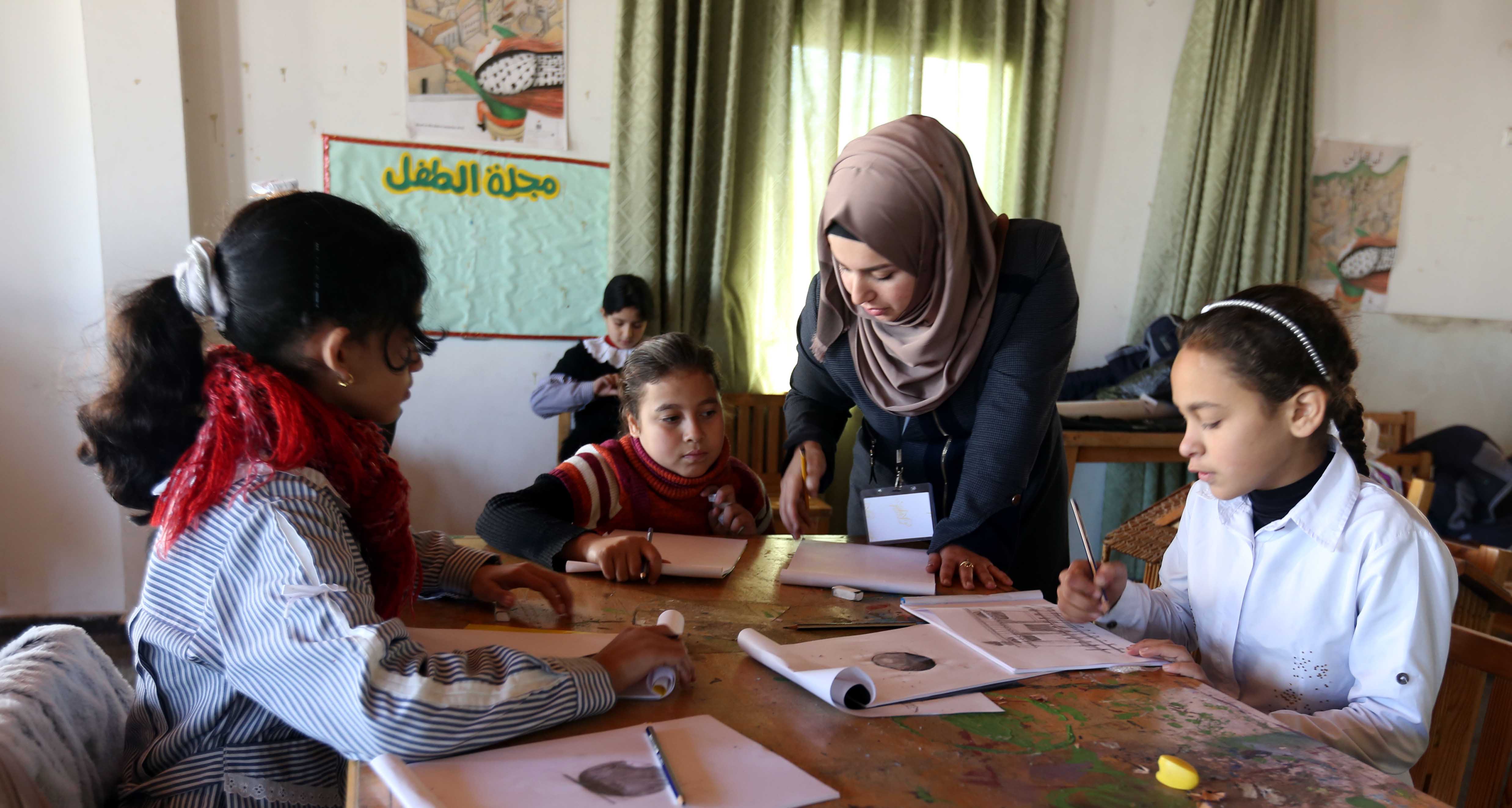 خان يونس: المكتبة العامة ومؤسسة "تواصل" تطلقان مشروع نجمة وقمر2