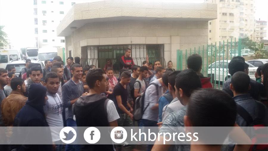 بالفيديو والصور : طلاب الثانوية العامة يحتجون على المنهج الدراسي الجديد للغة الانجليزية