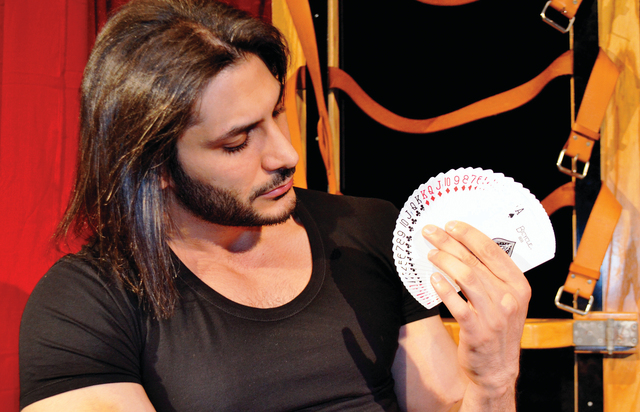 لن تصدق .. أحمد البايض سيعرف الورقة التي اخترتها جرب من هنا !