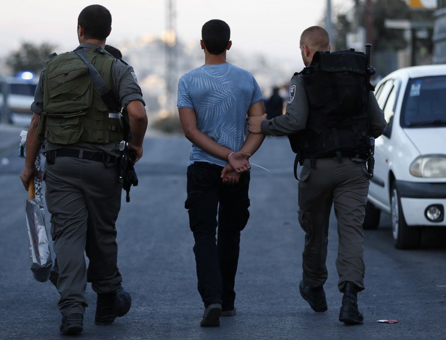 الاحتلال يعتقل مواطناً بعد تفتيش منزله في القدس