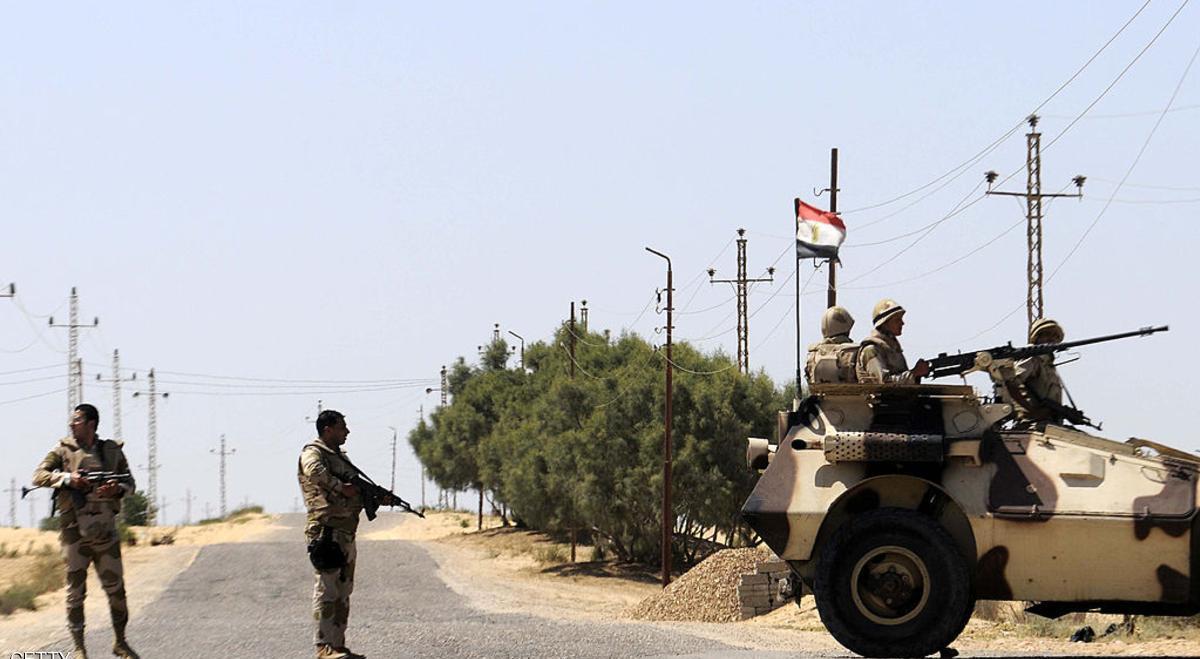 مصرع شرطي مصري وإصابة مجند إثر انفجار عبوة شمال سيناء