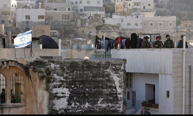 قوات الاحتلال تخرج المستوطنيين الذين استولوا على بيتين فلسطينيين في الخليل