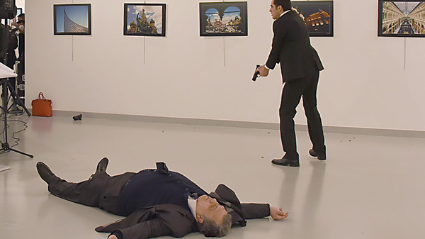 "آيفون" يدخل بتحقيقات اغتيال سفير روسيا في أنقرة