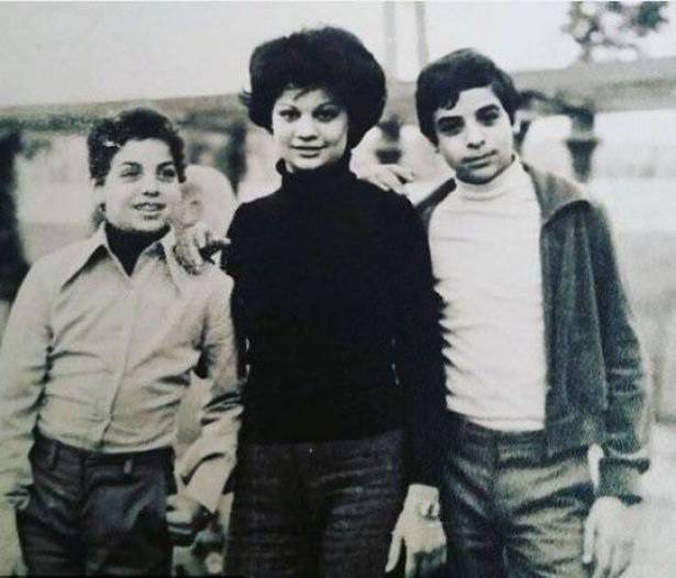 من هو الفنان العربي الشهير صاحب الصورة؟