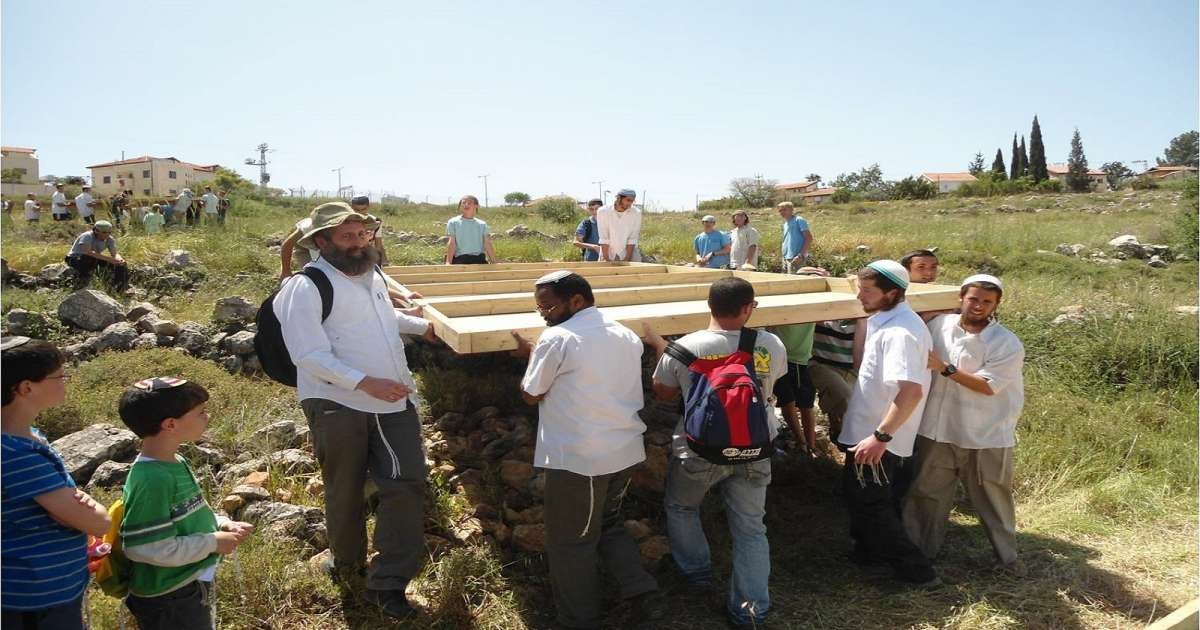 قطعان المستوطنين يقتحمون بلدة سبسطية