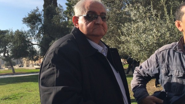 بالصور: الاحتلال يحاول اعتقال مسؤول لجنة الإعمار في الأقصى