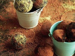 كرات التمر مع الشكولاته والقرفة