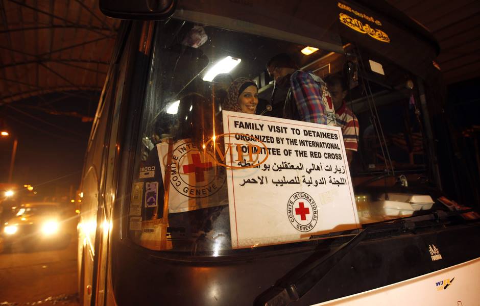 دفعة من أهالي أسرى غزة يتوجهون لزيارة أبنائهم في سجن  "إيشل"