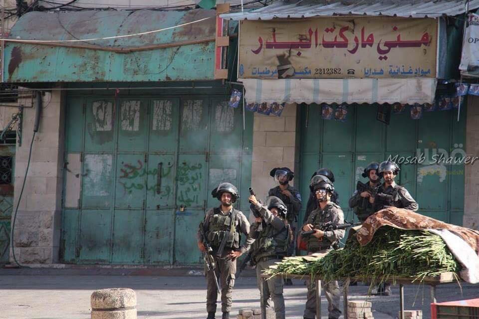 بالصور: إصابات خلال موجهات مع قوات الاحتلال قرب باب الزاوية بالخليل