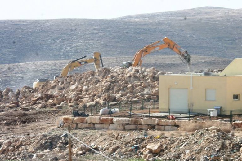 جرافات الاحتلال تهدم خط مياه في منطقة يرزة شرق طوباس