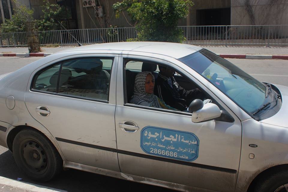 حكومة غزة تنفي شائعة وجود "محرم" مع المتدربة لقيادة السيارة