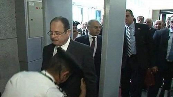 بالصور.. وزير داخلية مصر يخضع للتفتيش بالمطار