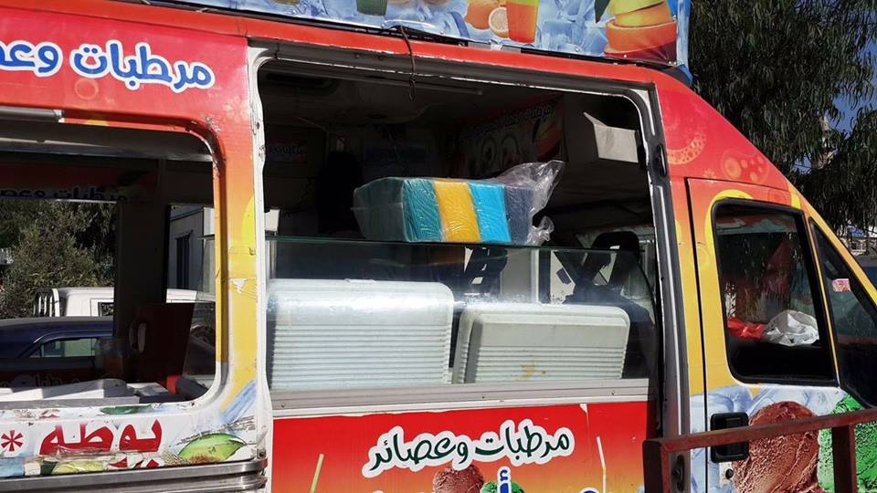 بالصور: ضبط عربة متجولة لبيع العصائر مليئة بالحشرات في جباليا