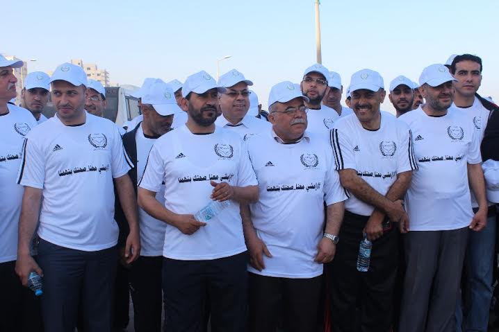 وزارة التعليم بغزة تنظم فعالية “رياضة المشي” لموظفيها على كورنيش بحر غزة
