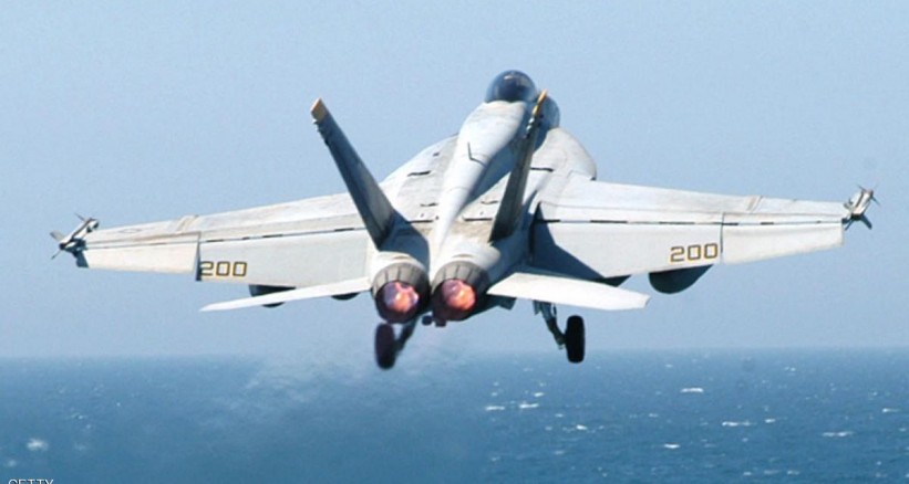 فقدان طيار أميركي بعد سقوط مقاتلته في البحر