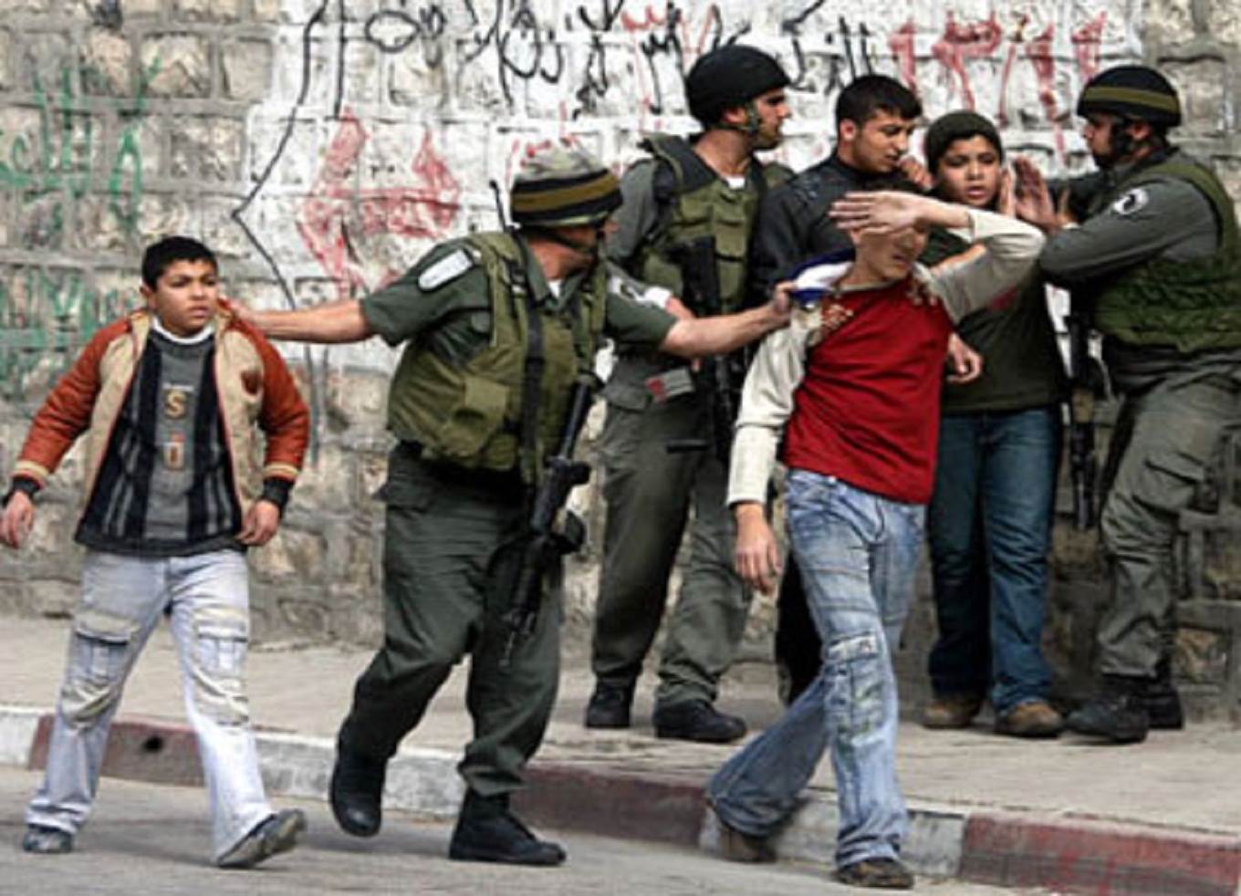منظمة عالمية: اعتقال 16 طفلاً فلسطينياً إدارياً منذ تشرين الأول الماضي