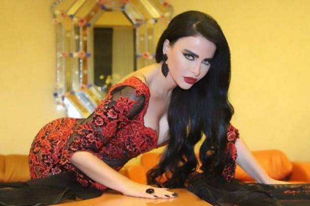 صور ليال عبود بإطلالة رياضية على متن الطائرة