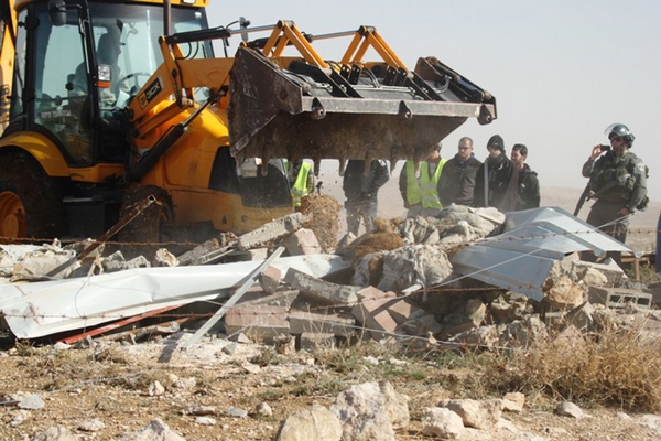 الاحتلال يهدم حظيرة أغنام في بلدة حلحول شمال الخليل