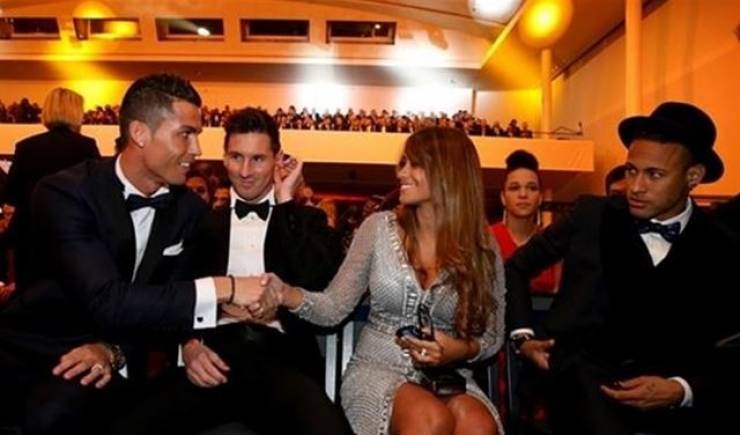 هل توتر ميسي عندما صافح رونالدو زوجته !