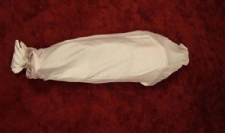 عجزت المغسّلة أن تغلق عينيها بعد الموت.. فأغلقتهما ابنتها بكلمة واحدة !