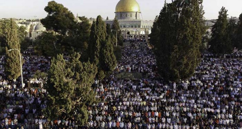 200 غزّي يتوجهون لأداء الصلاة في باحات الأقصى المبارك