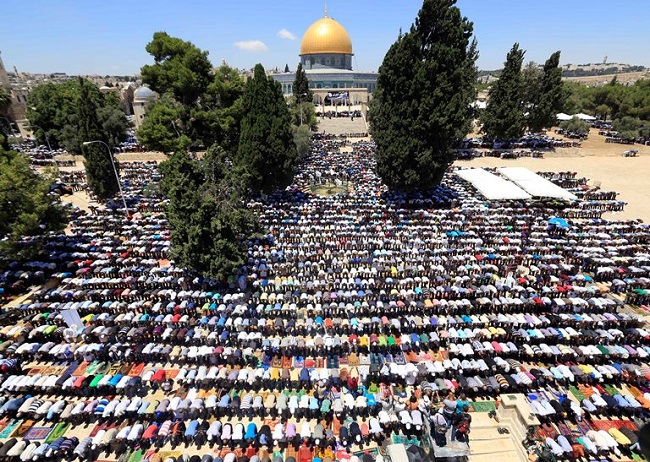 300 غزي يغادورن قطاع غزة لأداء صلاة الجمعة في المسجد الأقصى