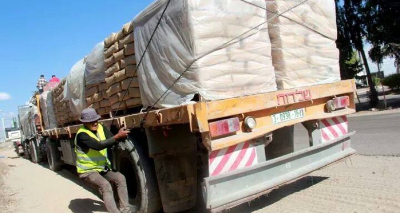 البدء بإدخال 80 شاحنة إسمنت إلى غزة اعتباراً من الغد