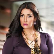 بالصور : شاهدوا غادة عبدالرازق تلهو بملابس النوم!