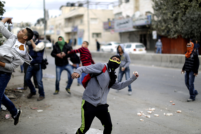 مواجهات عنيفة تسفر عن اصابة شاب واعتقال 4 باقتحام الاحتلال مخيم قلنديا