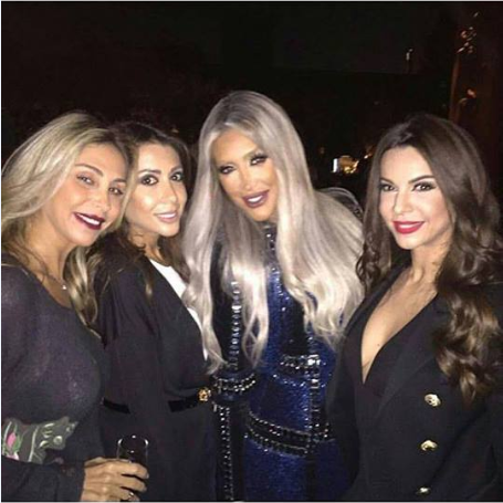 مايا دياب تحتفل بعيد ميلادها بصحبة أصدقائها