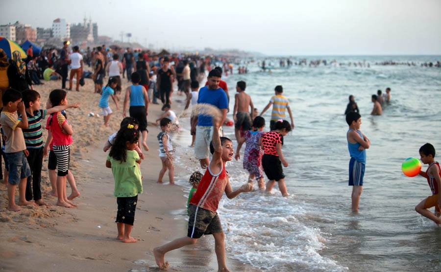 بالصور: بلدية بيت لاهيا تصدر قراراً بإخلاء جميع الاستراحات على شاطئها