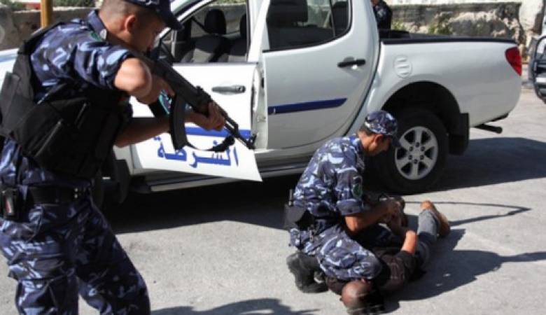 الشرطة تلقي القبض على 3 متهمين بسرقة مركبة في قلقيلية