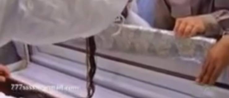 بالفيديو : شاهد مراسم غسل خصلات من شعر النبي "محمد"