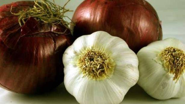 8 أطعمة تقي من سرطان القولون.. منها البصل والثوم