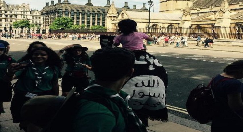 رفع علم داعش أمام البرلمان البريطاني