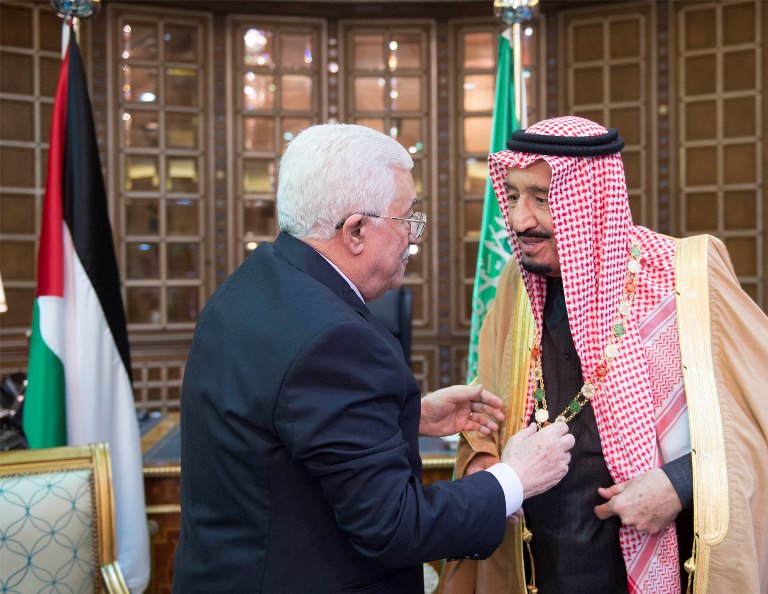 بالصور : الرئيس يجتمع مع خادم الحرمين الشريفين في الرياض ويهديه القلادة الكبرى لوسام دولة فلسطين
