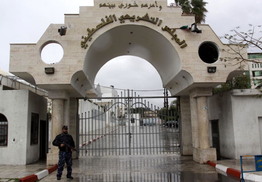 قانونيون يوضحون لـ "خبر": تبعات قرار الدستورية بصلاحية حجب الرئيس لحصانة أعضاء التشريعي